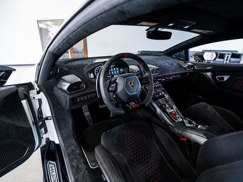Used 2018 Lamborghini Huracan Performante image 44