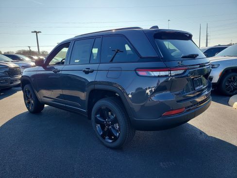 New 2025 Jeep Grand Cherokee Altitude image 8