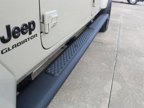 Used 2022 Jeep Gladiator Sport image 8