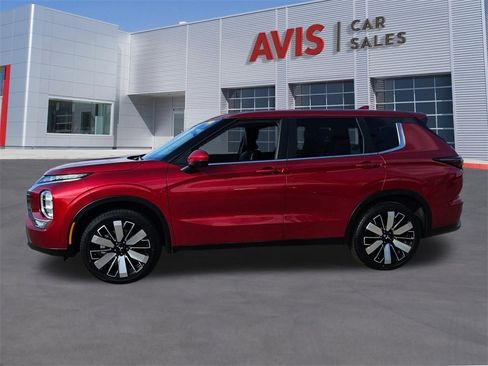 Used 2025 Mitsubishi Outlander SE image 2