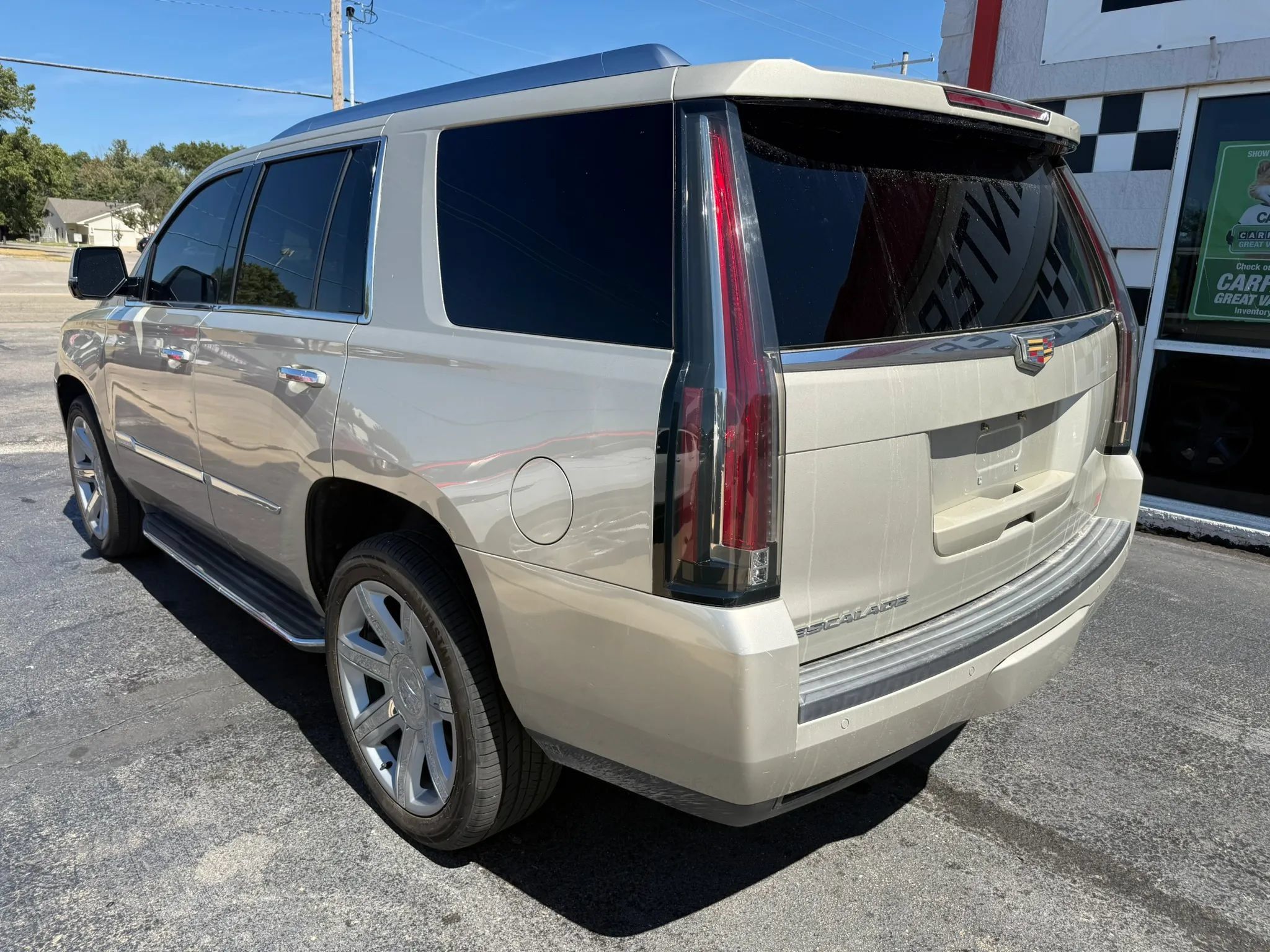 Used 2016 Cadillac Escalade Luxury AWD/4WD image 4