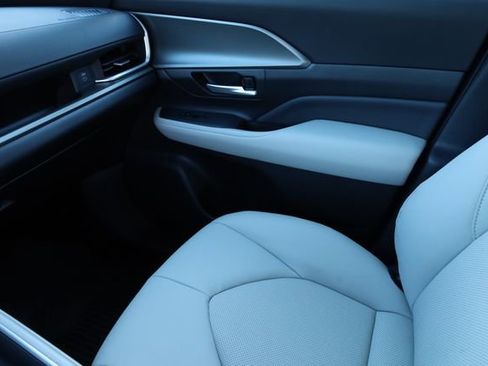 Used 2025 Toyota Grand Highlander XLE image 8