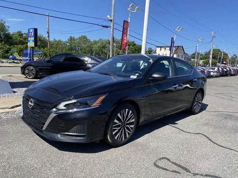 Used 2024 Nissan Altima 2.5 SV FWD image 1