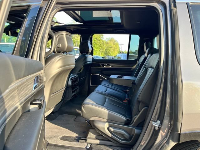 Used 2023 Jeep Wagoneer Series III w/ Premium Group I AWD/4WD image 22