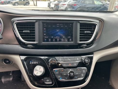 Used 2019 Chrysler Pacifica Touring-L image 21