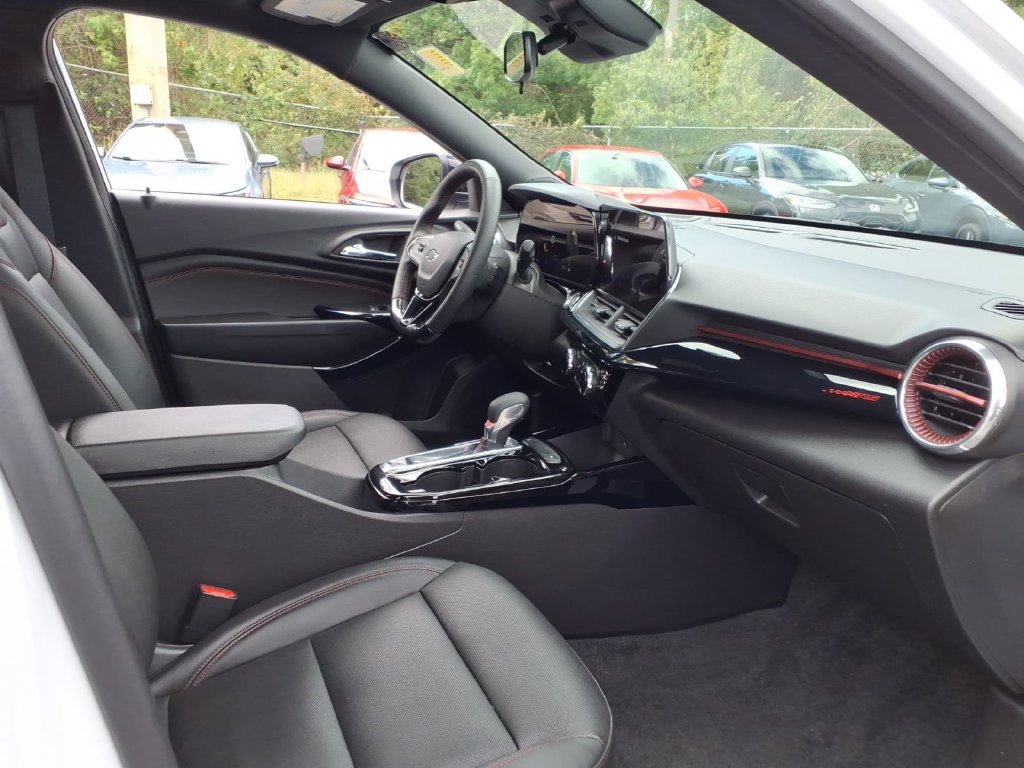 Used 2025 Chevrolet Trax RS w/ Driver Confidence Package FWD image 19