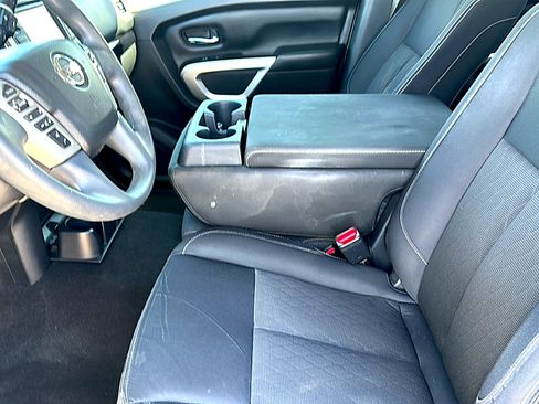 Used 2019 Nissan Titan SV image 13