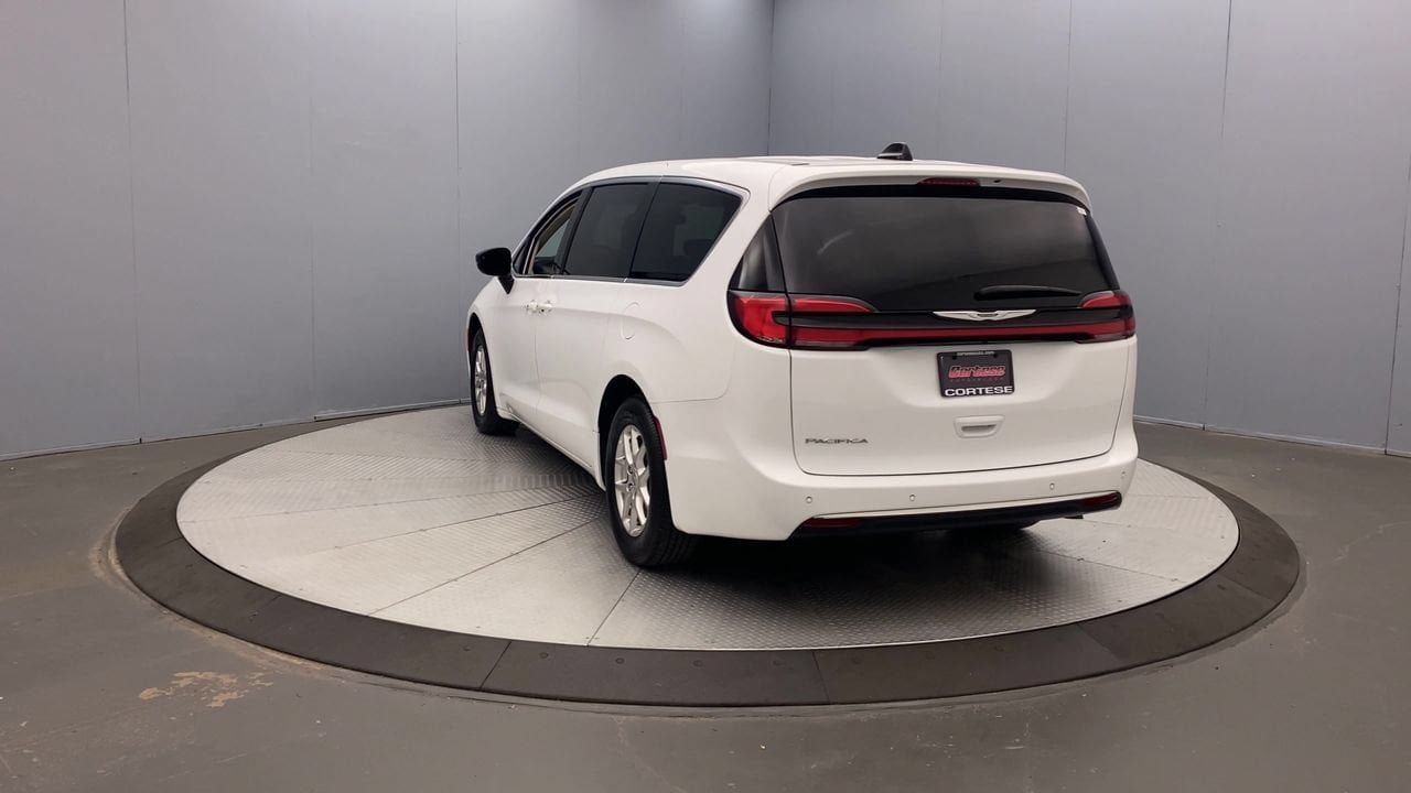 Used 2024 Chrysler Pacifica Touring-L FWD image 3