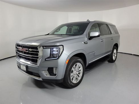 Used 2023 GMC Yukon SLT w/ SLT Luxury Package image 2