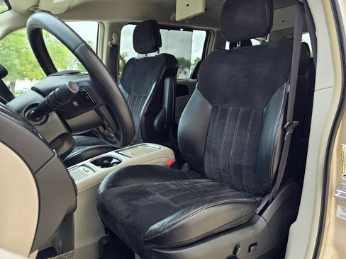 Used 2016 Chrysler Town & Country Limited FWD image 21