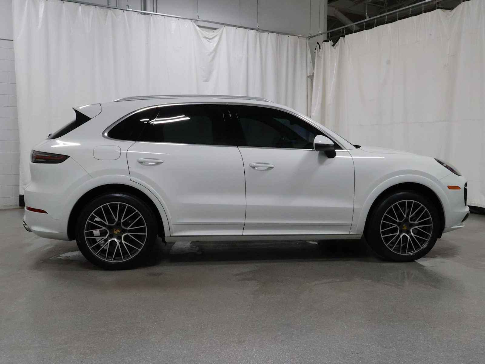 Used 2022 Porsche Cayenne AWD/4WD image 10