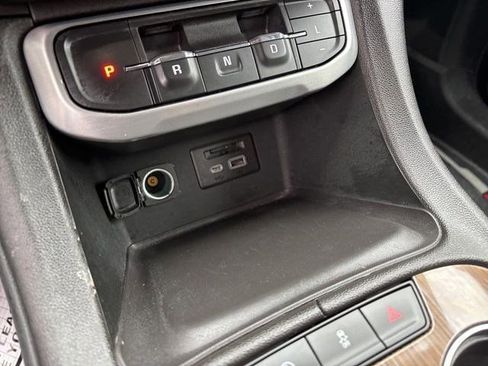 Used 2023 GMC Acadia SLE image 25