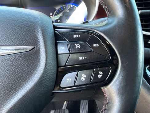 Used 2020 Chrysler Pacifica Touring-L FWD image 40