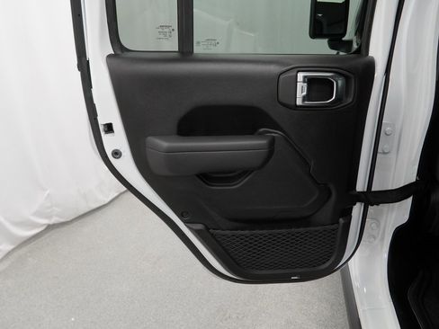 Certified 2024 Jeep Gladiator Sport image 38