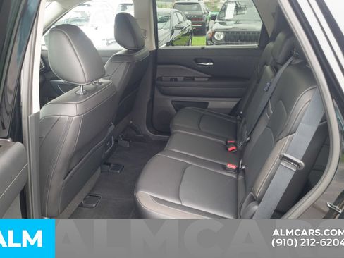 Used 2025 Nissan Pathfinder SL AWD/4WD image 18