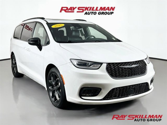 Used 2025 Chrysler Pacifica Limited FWD image 1
