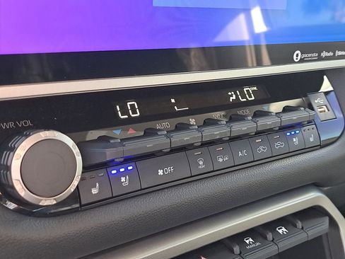 Used 2024 Toyota Tundra Limited image 23