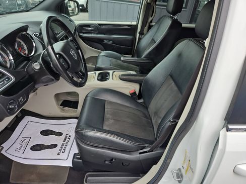 Used 2019 Dodge Grand Caravan SXT FWD image 13