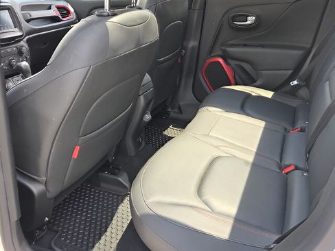 Used 2019 Jeep Renegade Trailhawk AWD/4WD image 9