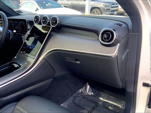 Used 2025 Mercedes-Benz GLC 300 4MATIC image 15