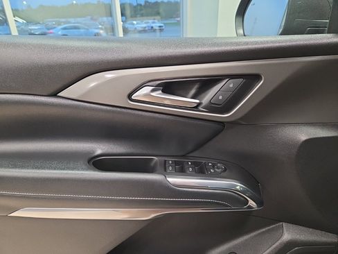 Used 2025 Chevrolet Traverse LT image 11