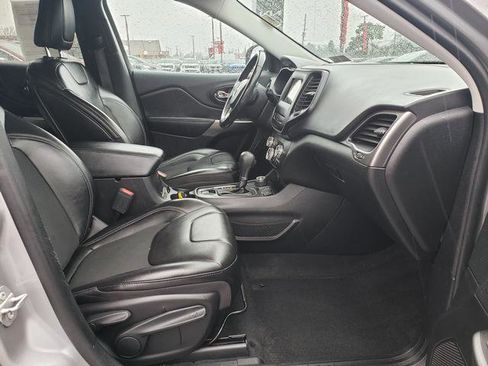 Used 2019 Jeep Cherokee Latitude Plus w/ Cold Weather Group image 18