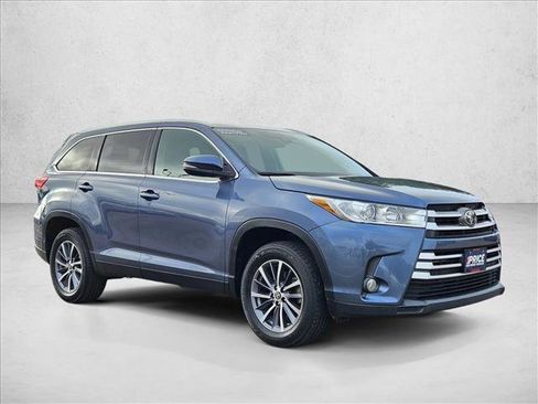 Used 2019 Toyota Highlander XLE FWD image 3