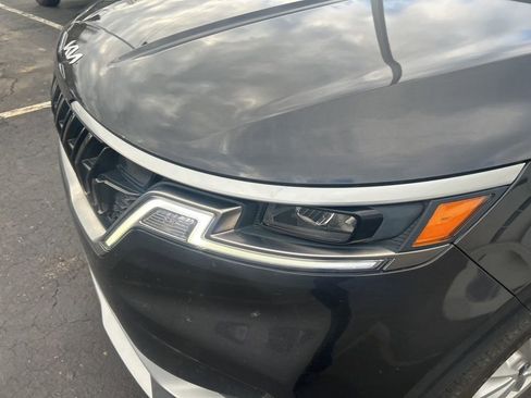 Used 2024 Kia Carnival LX image 20