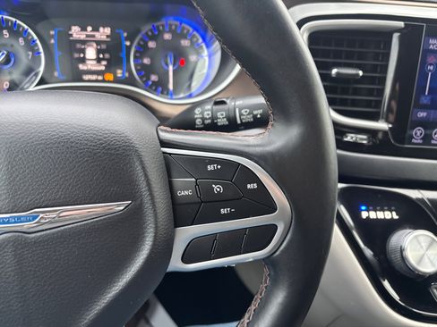 Used 2017 Chrysler Pacifica Touring-L image 23