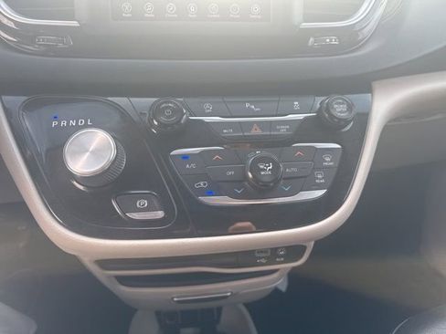 Used 2018 Chrysler Pacifica Touring-L image 13
