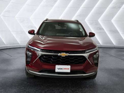 Used 2025 Chevrolet Trax LT w/ LT Convenience Package image 2