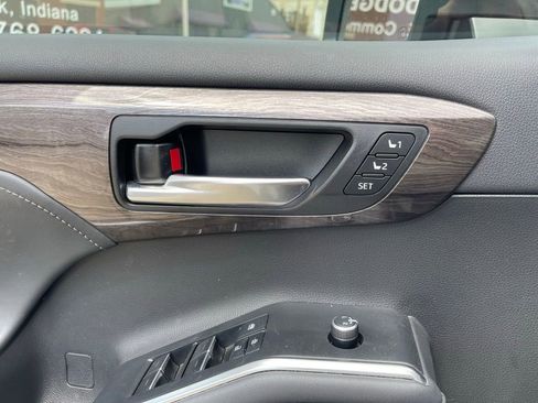 Used 2022 Toyota Highlander Platinum image 12