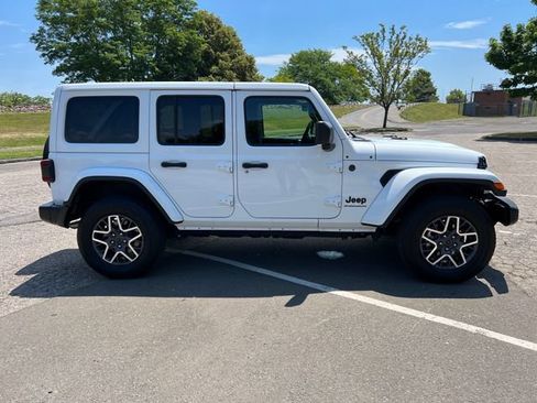 Used 2025 Jeep Wrangler Unlimited Sahara AWD/4WD image 12