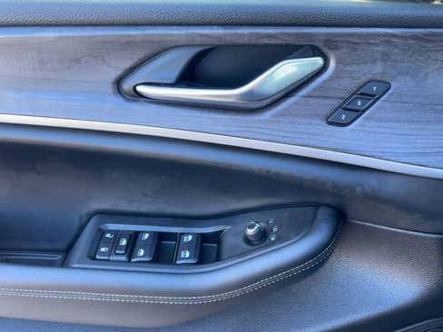 Used 2025 Jeep Grand Cherokee Limited w/ Black Appearance Package image 13