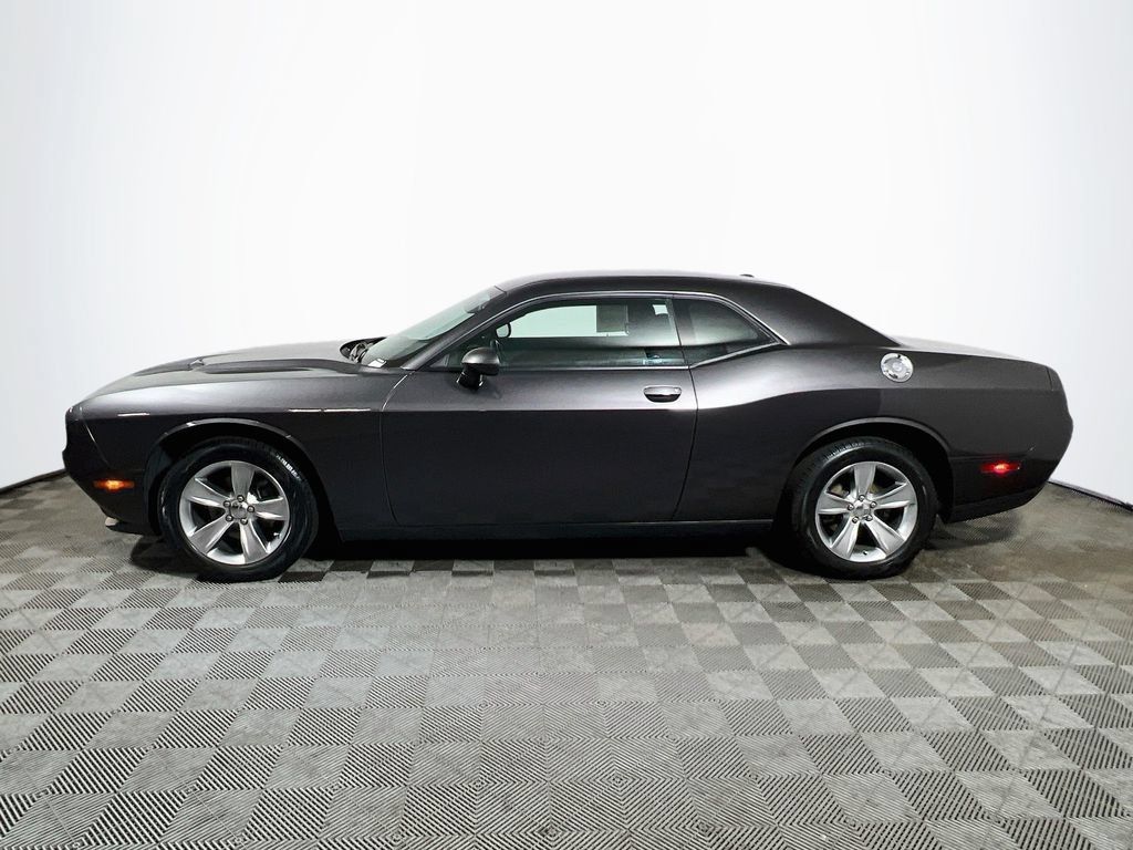 Used 2017 Dodge Challenger SXT RWD image 4