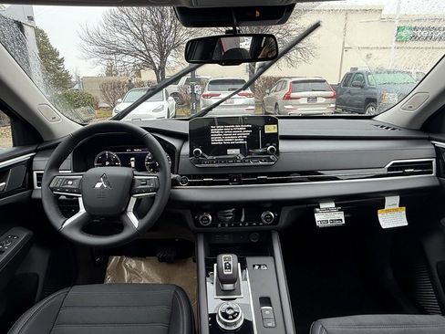 Used 2025 Mitsubishi Outlander SE image 23