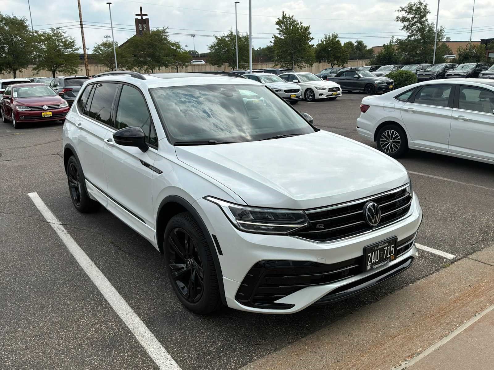 Used 2024 Volkswagen Tiguan SE R-Line AWD/4WD image 2