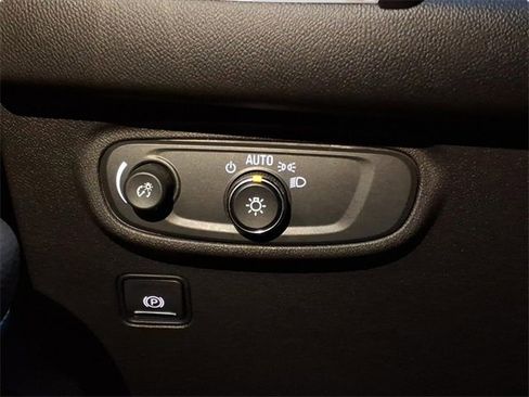 Used 2022 GMC Terrain SLE w/ Driver Convenience Package image 16