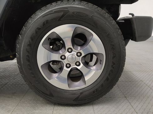 Used 2016 Jeep Wrangler Unlimited Sahara w/ Connectivity Group image 31