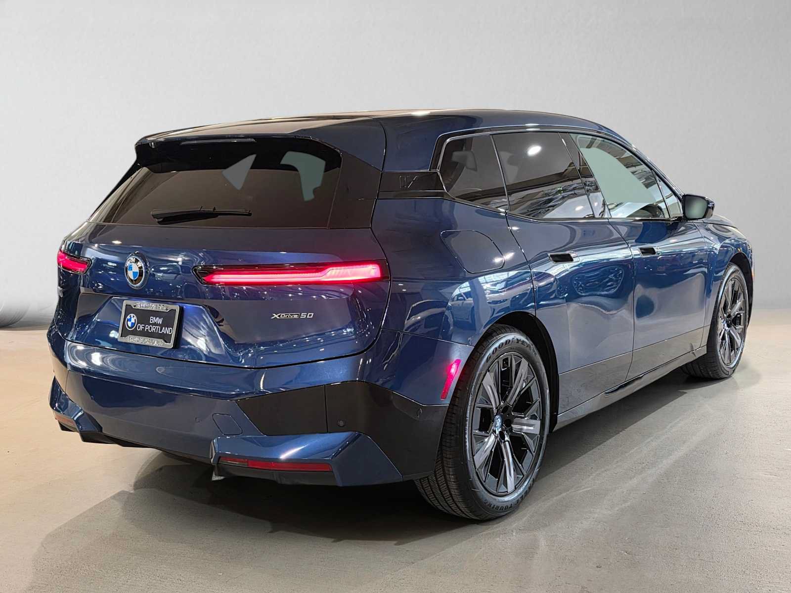 Used 2024 BMW iX xDrive50 w/ Sport Package AWD/4WD image 3