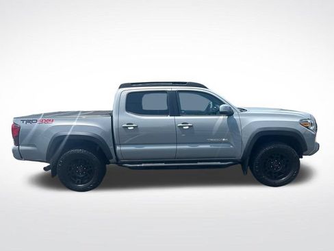 Used 2019 Toyota Tacoma TRD Off-Road w/ TRD Premium Off Road Package AWD/4WD image 2