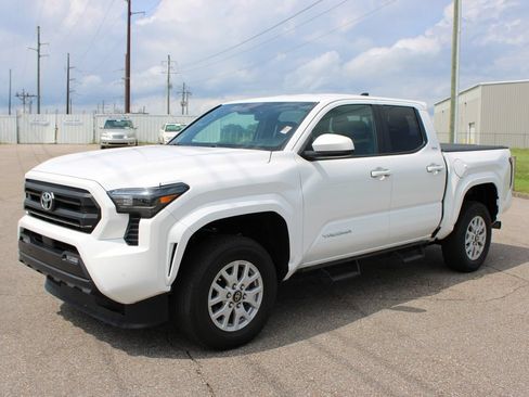 Used 2024 Toyota Tacoma SR5 AWD/4WD image 2