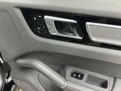 Used 2022 Porsche Cayenne Platinum Edition image 57