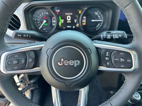 Used 2025 Jeep Wrangler Unlimited Sahara AWD/4WD image 23