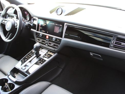 New 2026 Porsche Macan image 26