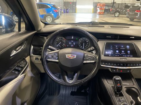 Used 2020 Cadillac XT4 Luxury w/ Cold Weather Package FWD image 16