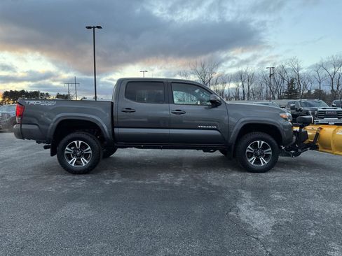 Used 2016 Toyota Tacoma TRD Sport image 5