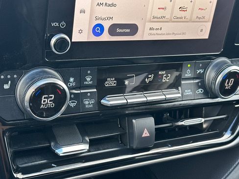 Used 2023 Toyota Highlander XLE AWD/4WD image 22
