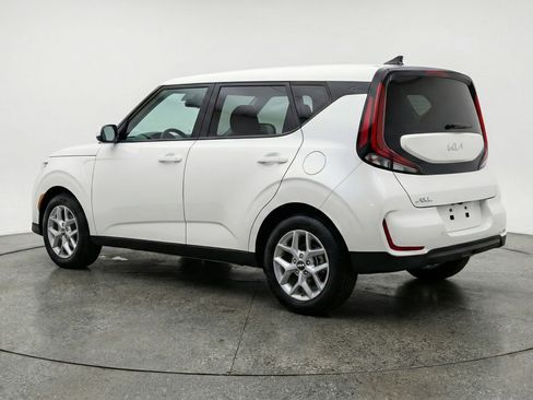 Used 2025 Kia Soul LX w/ LX Technology Package FWD image 6