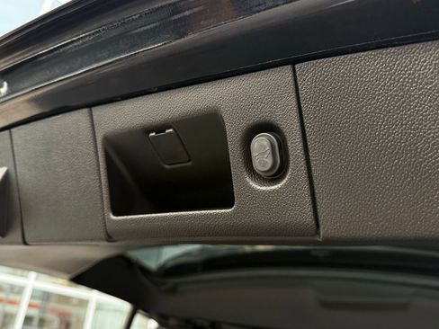 Used 2018 GMC Yukon Denali image 36